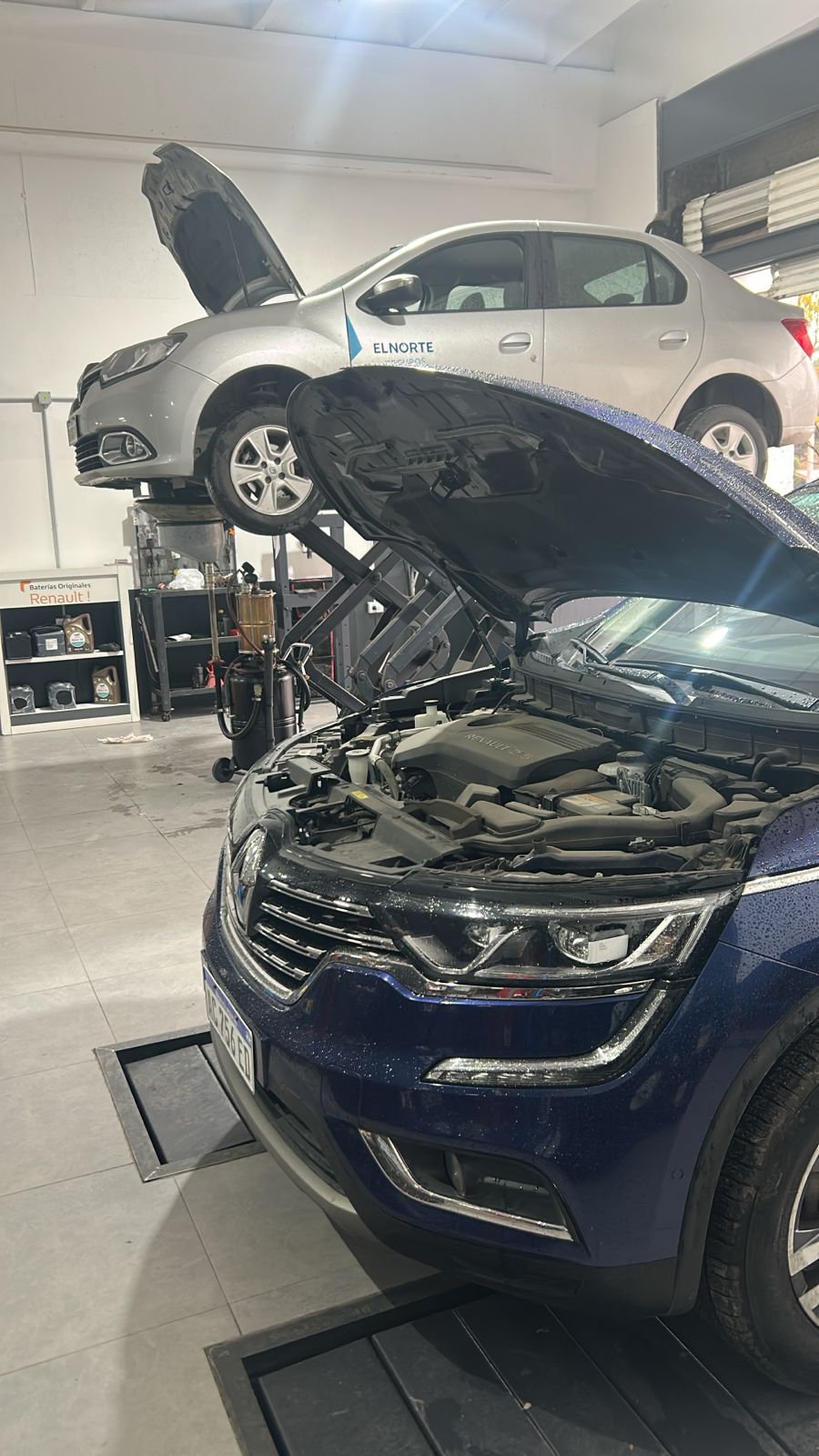 Taller mecánico Renault Minute Córdoba - Servicio profesional de motor con técnicos especializados trabajando en vehículo Renault